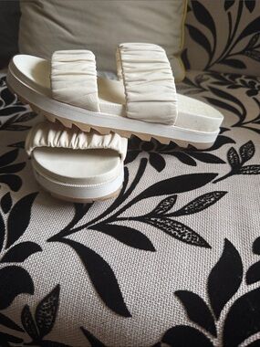 Sorel Women's Roaming Two Double Strap Slide beige white sandals sz 7.5